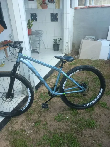 Bike aro 29 em ótimo estado, ideal para passeios, trilhas leves e uso no dia a dia.