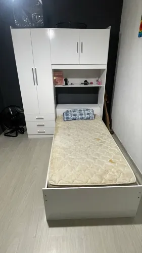 Kit guarda roupa de solteiro branco + cama baú + colchão.
