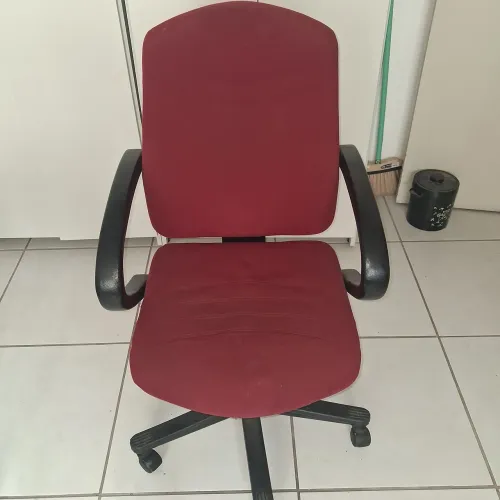 Cadeira de escritorio vermelha 