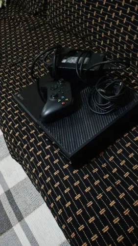 Vende-se vídeo game Xbox one com 1 controle inclui cabos somente venda