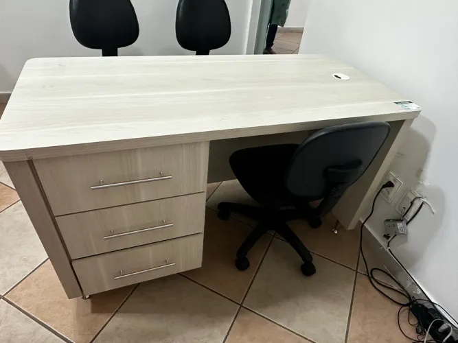 Mesa de escritório com gavetas