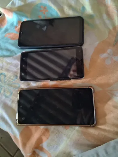 Vendo 3 telefone pra retirada de peças n sei si funciona Vendo do geito que ta