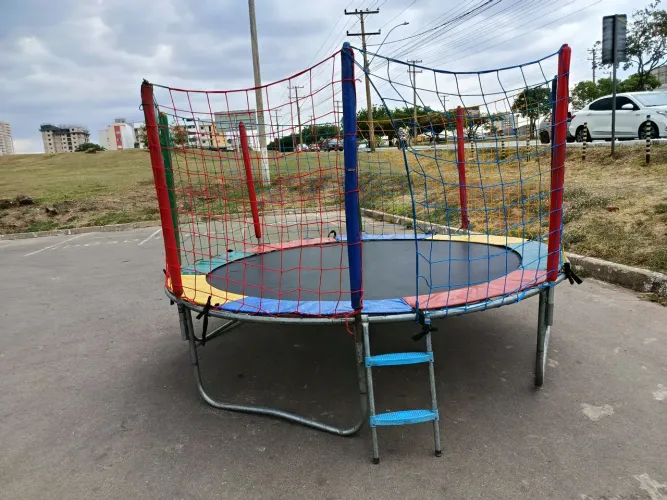 Locação de cama elástica, piscina de bolinhas, castelo inflável, mini tobogã, mesas e cade
