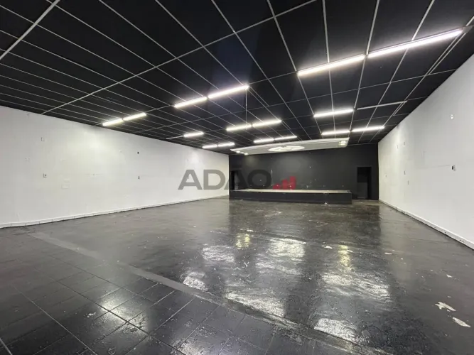 Salas comerciais uma sala de esquina com 1 galpão espaçoso e 1 sala já alugada na principa