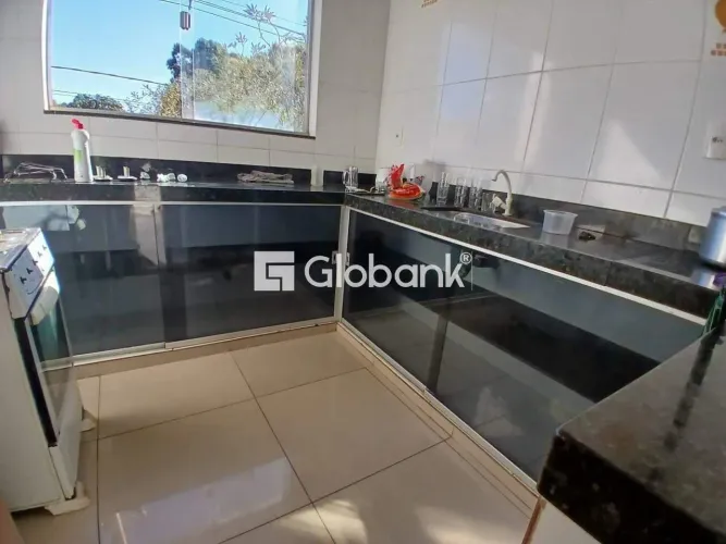 Vendo Prédio com Ponto Comercial e Apartamentos na Vila Camilo Prates