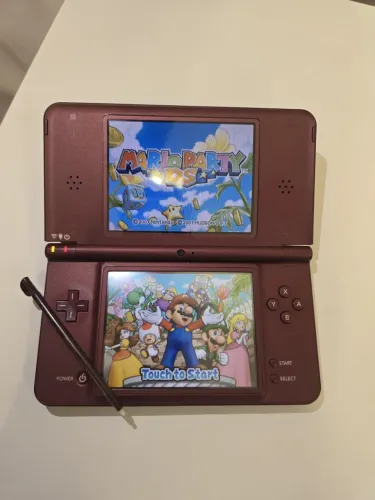 Nintendo DSi XL (Burgundy) +80 Jogos e Caneta