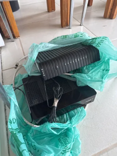 Roteador e aparelho de tv 