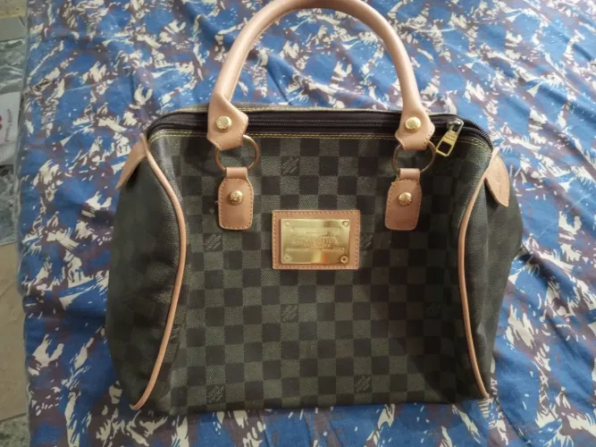 Bolsa Louis Vuitton marrom
