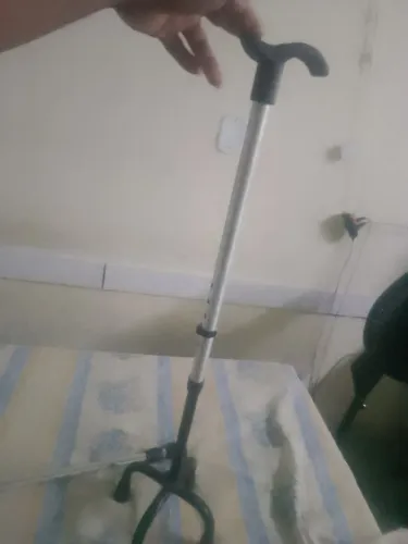 Dois mulheta uma bastão outra bengala sem nova