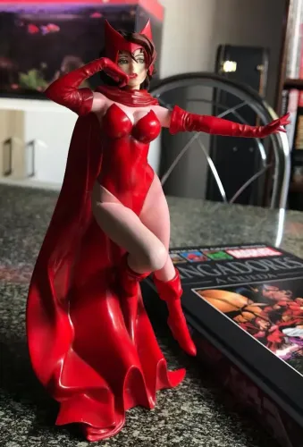 Estatueta Feiticeira Escarlate Kotobukiya