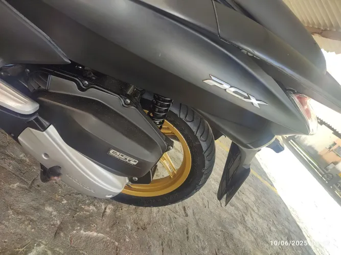 Vende-se moto PCX cor preta IPVA em dias 