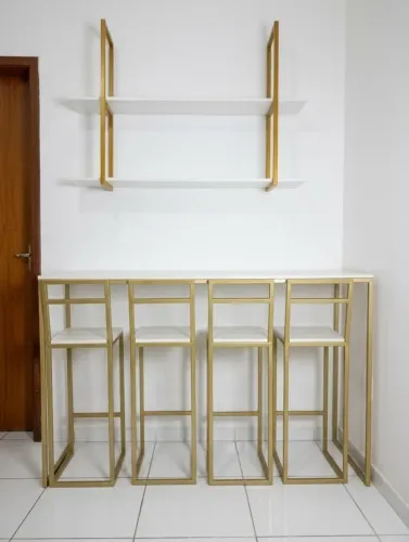 Conjunto bancada/mesa alta +4 banquetas suspensa (estilo industrial/dourado)