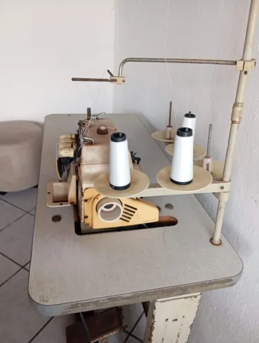 Máquina overloque interloque