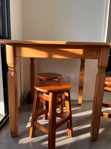 Mesa alta de madeira maciça com tampo em azulejo + 2 banquetas