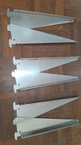 Mão francesa com ventosas para trilhos cremalheiras. 