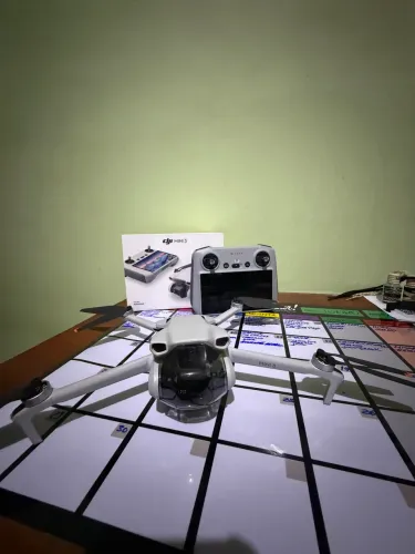 Drone DJI Mini 3 - controle com tela