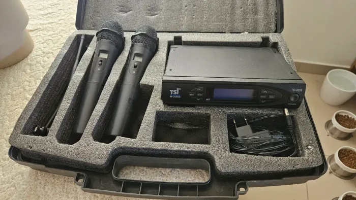Microfone Sem Fio Duplo TSI-8299 UHF + Maleta Rígida (1 Bastão p/ Revisar)