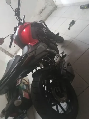 Vendo fazer 250 ano 2024 toda revisada no seguro  tudo em dias moto perfeita moto zera 