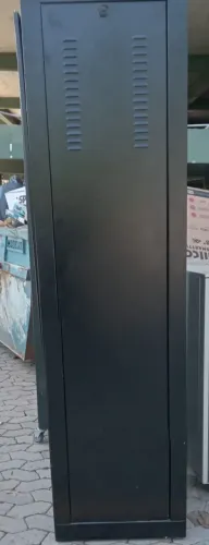 Rack para servidor de alta capacidade, ideal para organizar e proteger seus equipamentos.
