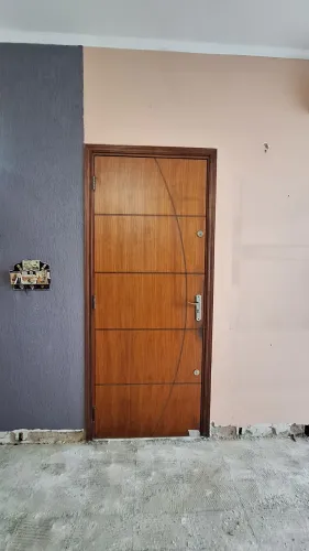 Vendo porta de entrada em madeira!!