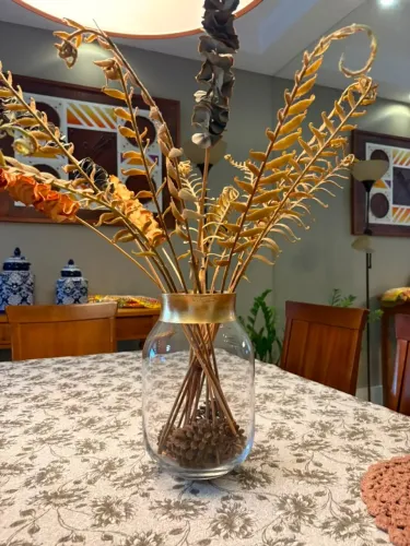Vaso de Vidro com Borda Dourada + Arranjo de Plantas Secas e Pinhas
