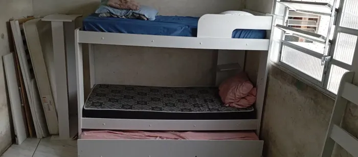 Vendo beliche com cama auxiliar com os 3 colchões