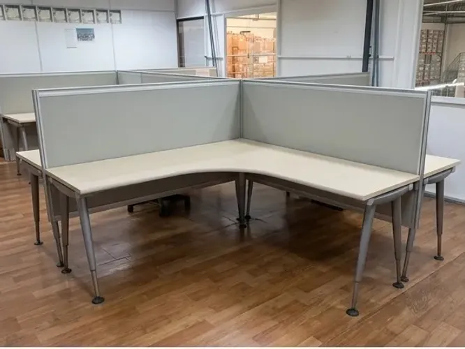 mesa L com divisória
