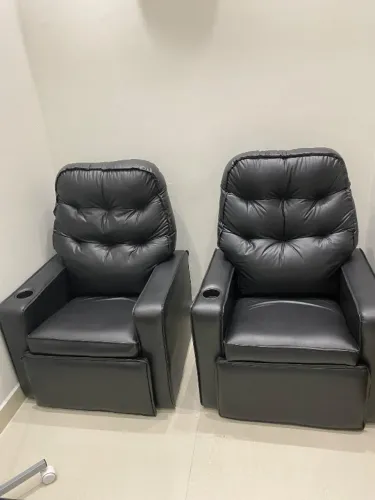 Poltrona- Cadeira com encosto reclinável e retrátil com Porta Copos