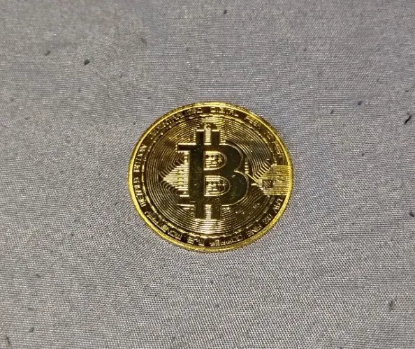 Moeda decorativa Bitcoin 4cm banhada a ouro