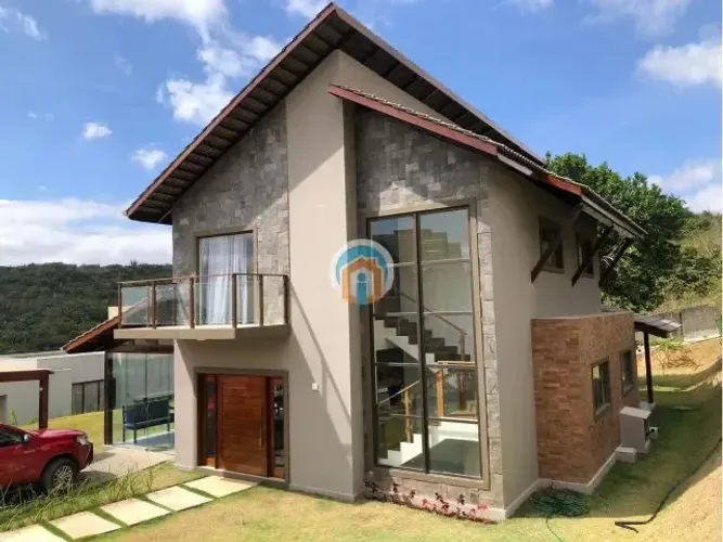 Casa no Águas da Serra - Locação - 5 Suítes, Área Gourmet e Espaço Infantil