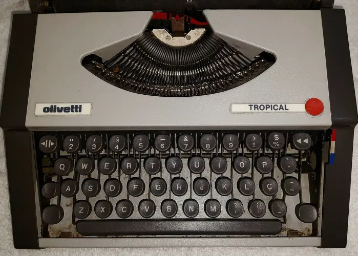 Máquina de Escrever Olivetti tropical 