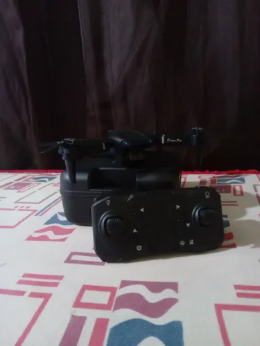 Drone e85 semi novo mas com só uma erice com o fil desconectado mas é só soldar muito bom