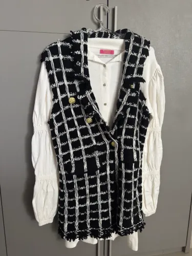 Chemise tricot e colete tweed