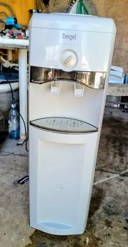 Bebedouro de galão semi novo gelando muito bem e com garantia de 90 dias!