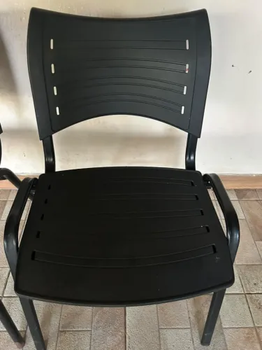 CADEIRA DE PLÁSTICO PRETA GRANDE CONFORTÁVEL