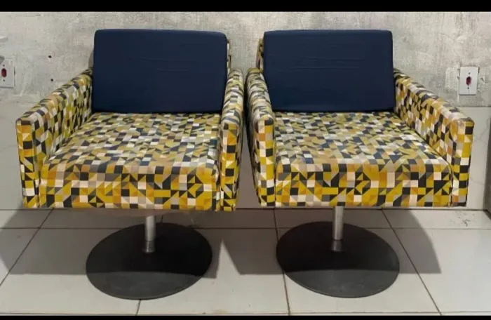 Poltronas e cantinho do café.