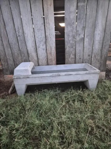 Cocho para água ou ração Gado ou Cavalo