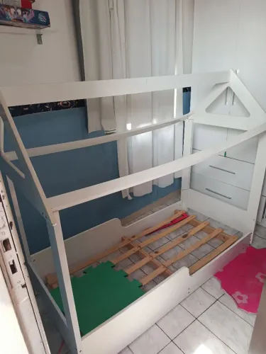 Cama de criança montessoriana branca