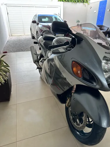 Vendo Suzuki Hayabusa GSX 1300R, ano 2004, em excelente estado de conservação.