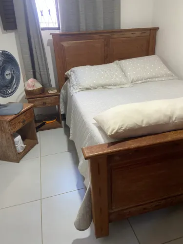 Cama casal de madeira maciça e 2 criados mudo
