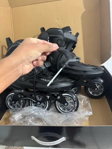 Kit Patins Traxart Volt+3 Inline Freestyle 110mm Tam. 42 + Kit Proteção Fila - Seminovo