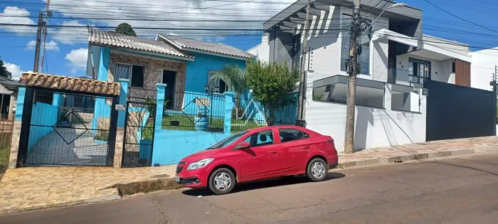 CASA 2 DORM - QUIOSQUE COM CHURRASQUEIRA - 130M2 PRIVATIVOS - VAGAS DE GARAGEM - AMPLO TER