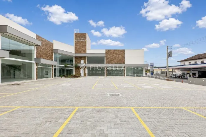 Excelente loja com área de 329 m² e mezanino de 122 m² no Centro de Palhoça.