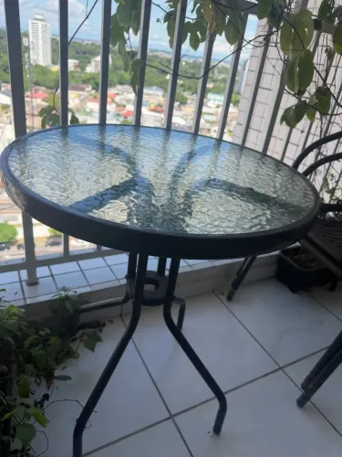 Mesa com tampo de vidro
