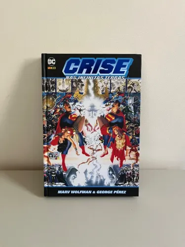 Crise nas Infinitas Terras - Capa Dura (DC Comics)