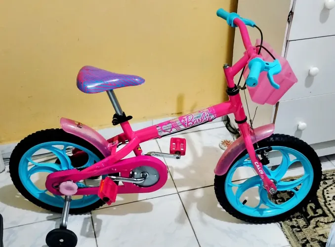 Bicicleta infantil Caloi Barbie apenas 6 meses
