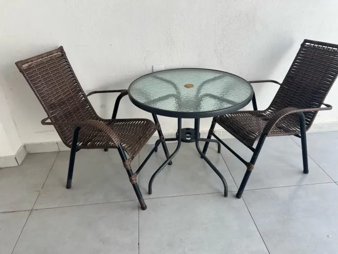 Mesa com 2 cadeiras semi nova