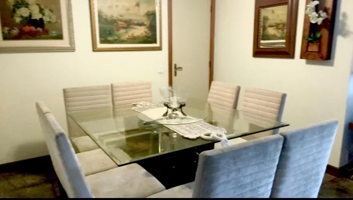 Mesa de Jantar de Vidro com 6 Cadeiras - Linda e Moderna