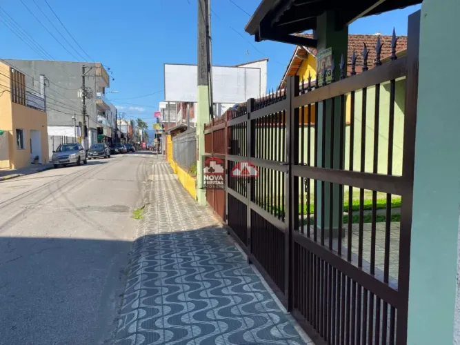 Excelente casa, bem localizada no Centro