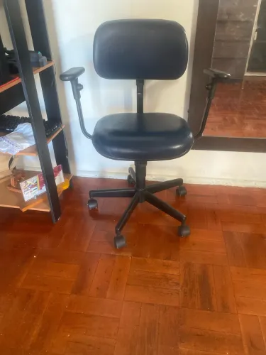 Vendo cadeira de escritório giratória, ideal para home office ou estudos.